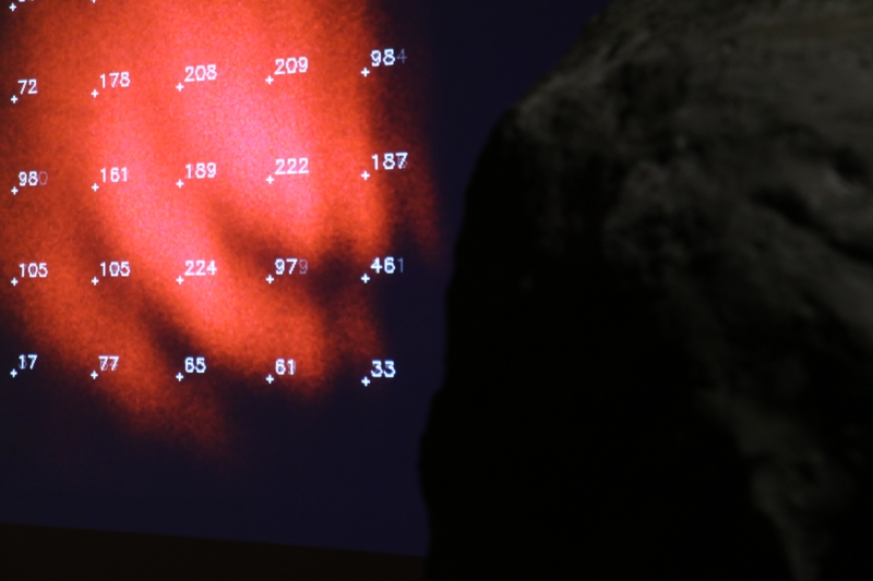 李德茂《重力波》干涉波紋運算投影畫面，複合媒材裝置，尺寸依空間而定，2019-2020