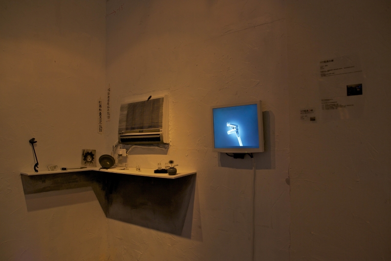 高雄市新浜碼頭藝術學會主辦聯展「顯影記─塵埃落定後的披星戴月」作品：《spp鑑識小組》，影像、靜物，約200 cm（桌子），2010