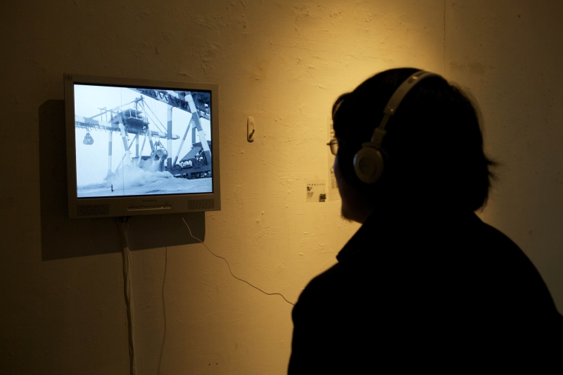 高雄市新浜碼頭藝術學會主辦聯展「顯影記─塵埃落定後的披星戴月」作品：《ˋˇˇˊˊˋ》，聲音影像，4分18秒，2010