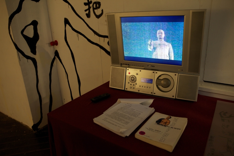 高雄市新浜碼頭藝術學會主辦聯展「顯影記─塵埃落定後的披星戴月」作品：《“愛”河》，錄像播放、物件裝置，100 × 60 × 200 cm，2010