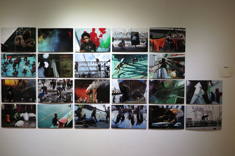 高雄市新浜碼頭藝術學會主辦「『沉潛暗處-看到光』—李阿明個展」作品：《勞動 （工作、生產等）》，相片沖洗組件，尺寸依場地而定，2015-2018