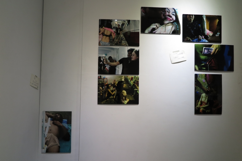 高雄市新浜碼頭藝術學會主辦「『沉潛暗處-看到光』—李阿明個展」作品：《出口》，相片沖洗，尺寸依場地而定，相片組件，2015-2018