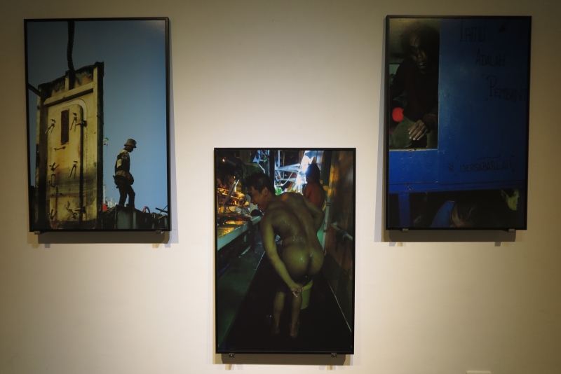 高雄市新浜碼頭藝術學會主辦「『沉潛暗處-看到光』—李阿明個展」作品：《獨》，藝術微噴，尺寸依場地而定，相片組件，2019、2017、2017