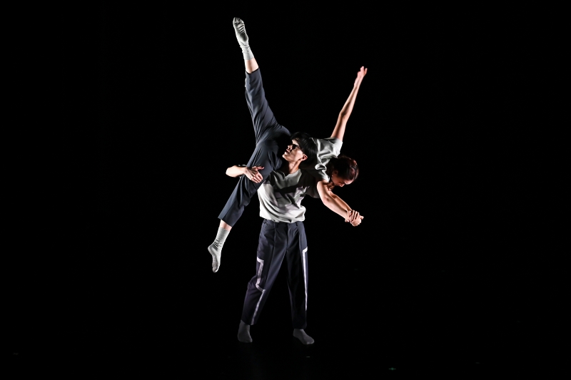 涴莎室內樂團「2022涴莎舞蹈創作平台」演出照片：劉彥佩、林衣翎作品《被消失的》，舞者：劉彥佩、林衣翎