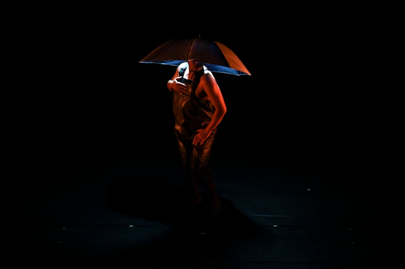 涴莎室內樂團「2022涴莎舞蹈創作平台」演出照片：邱瑋耀作品《契約論》，舞者：邱瑋耀